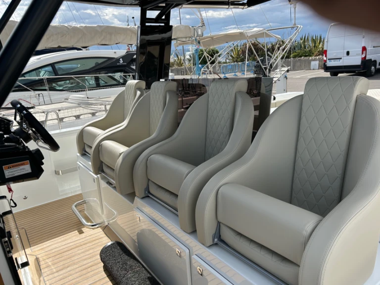 Wynajmij De Antonio D42 w Antibes