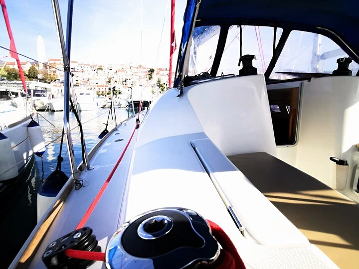 Wynajem Żaglowiec Jeanneau z patentem 