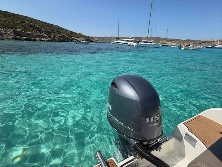 Karel Ithaca 550 między profesjonalistami a osobami prywatnymi w Xemxija