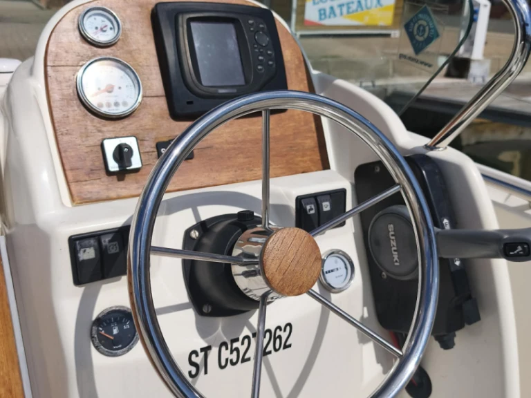 Wynajem Motorówka Jeanneau z patentem 