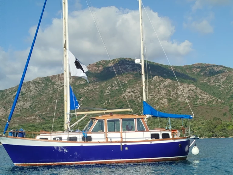 Wynajem łodzi Saint-Florent tanio Nautitech 395