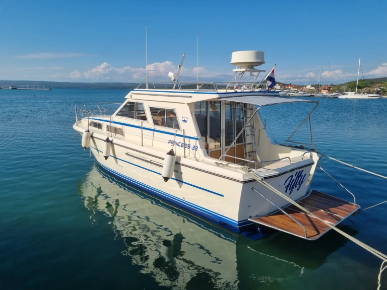 Wynajem Motorówka Princess z patentem 