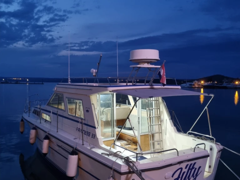 Princess Princess 33 między profesjonalistami a osobami prywatnymi w Sibenik