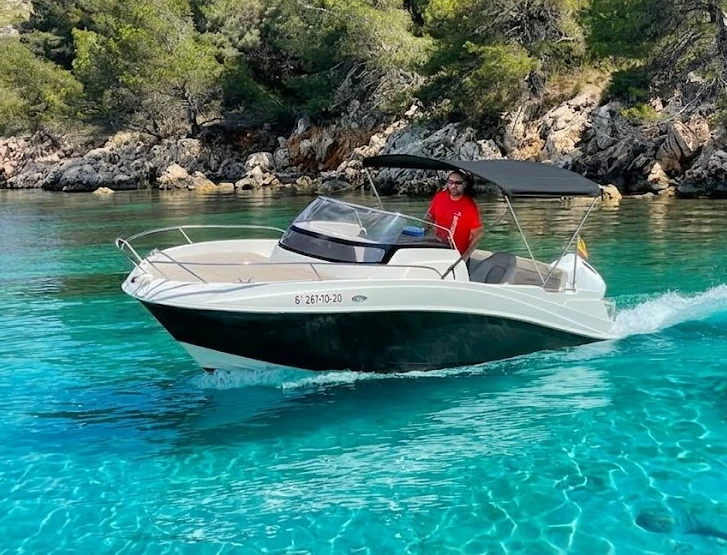 AM Yacht AMC 620 między profesjonalistami a osobami prywatnymi w Puerto de Pollensa