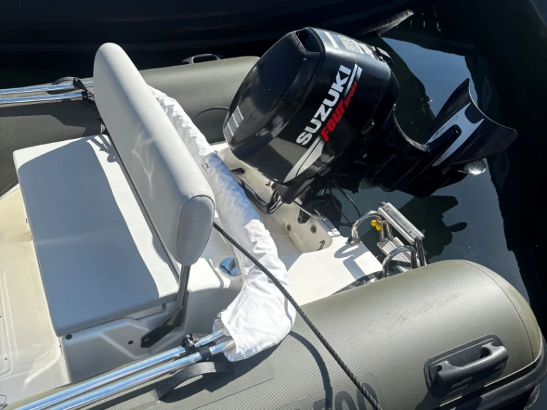 Łódż półsztywna do wynajmu w Porto-Vecchio w najlepszej cenie