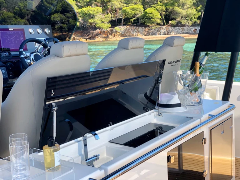 De Antonio 42 FULL LUXE między profesjonalistami a osobami prywatnymi w Ibiza Town