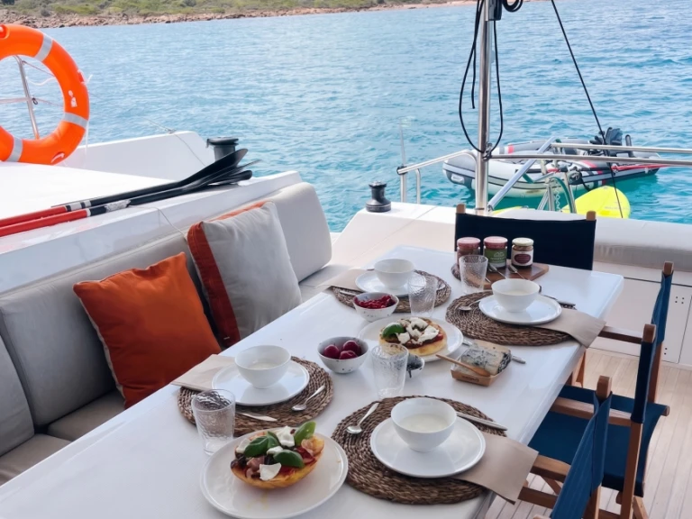 Wynajmij Katamaran z lub bez skippera Nautitech w Alimos