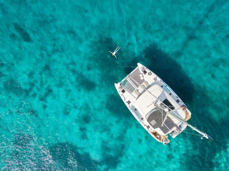 Wynajem łodzi Kastel Gomilica tanio AURA