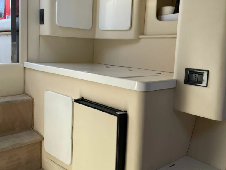 Wynajem Motorówka Gari Plast z patentem 