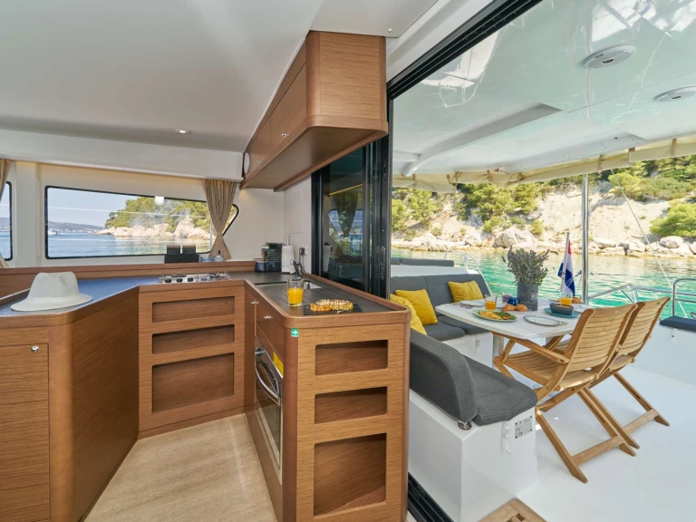 Wynajmij Luksusowy jacht z lub bez skippera Lagoon w Kastel Gomilica