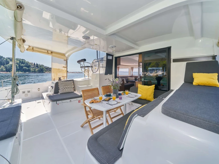 Lagoon AURA między profesjonalistami a osobami prywatnymi w Kastel Gomilica