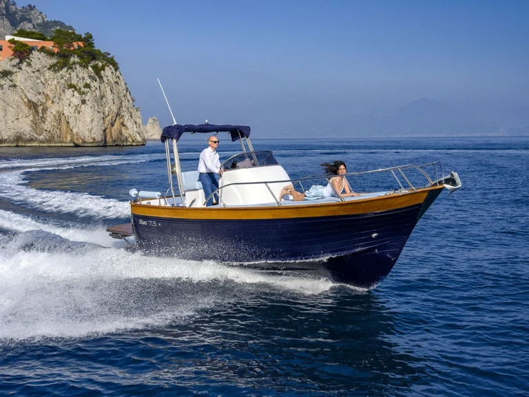 Mimi LIBECCIO 7.5 wa między profesjonalistami a osobami prywatnymi w Port Grimaud