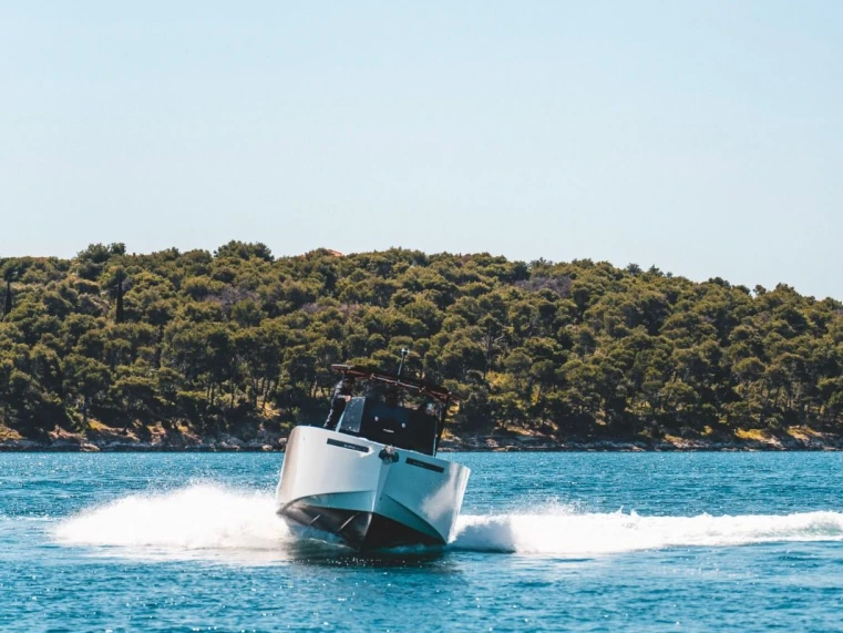 Wynajem Motorówka De Antonio z patentem 