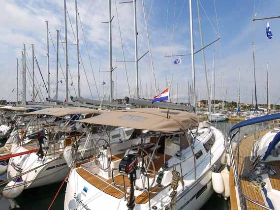 Wynajmij Bavaria Cruiser 37 w Pula