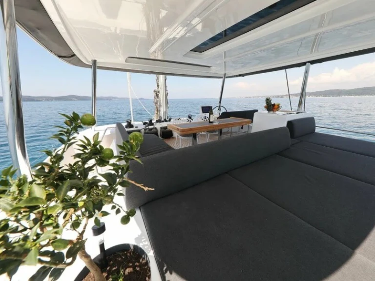 Wynajem Katamaran Lagoon z patentem 