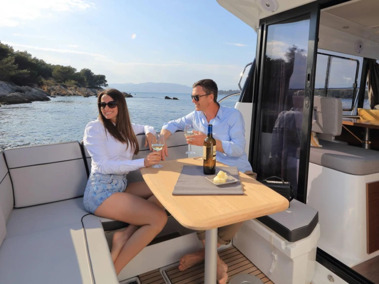 Wynajmij Motorówka z lub bez skippera Jeanneau w Bacoli