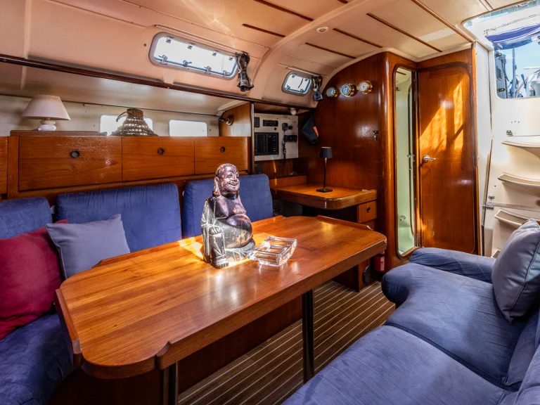 Jeanneau Sun Odyssey 45 między profesjonalistami a osobami prywatnymi w Marina di Sant'Elmo