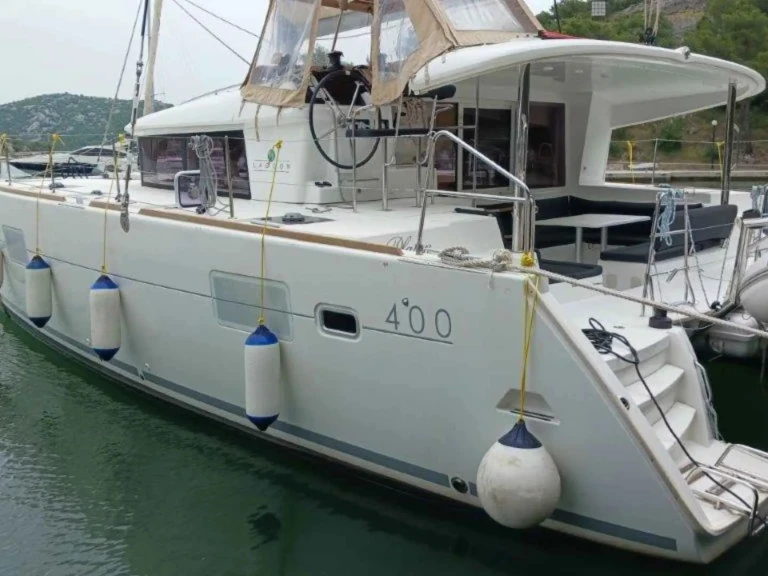 Wynajem Katamaran Lagoon z patentem 