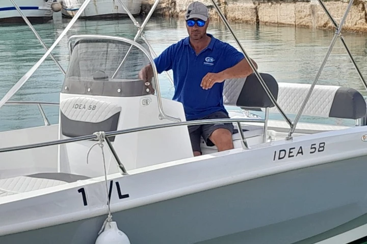 Idea Marine IDEA 58 między profesjonalistami a osobami prywatnymi w Vieste
