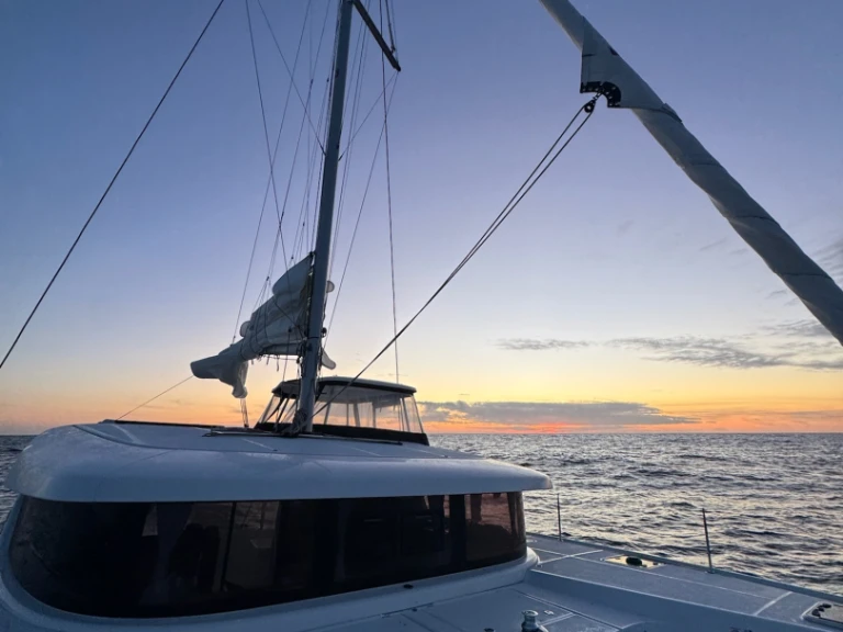 Wynajem Katamaran Lagoon z patentem 