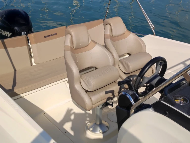 Quicksilver Quicksilver 675 Open Activ między profesjonalistami a osobami prywatnymi w Six-Fours-les-Plages