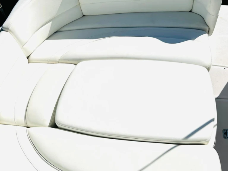 Four Winns Vista 248 między profesjonalistami a osobami prywatnymi w Saint-Raphael