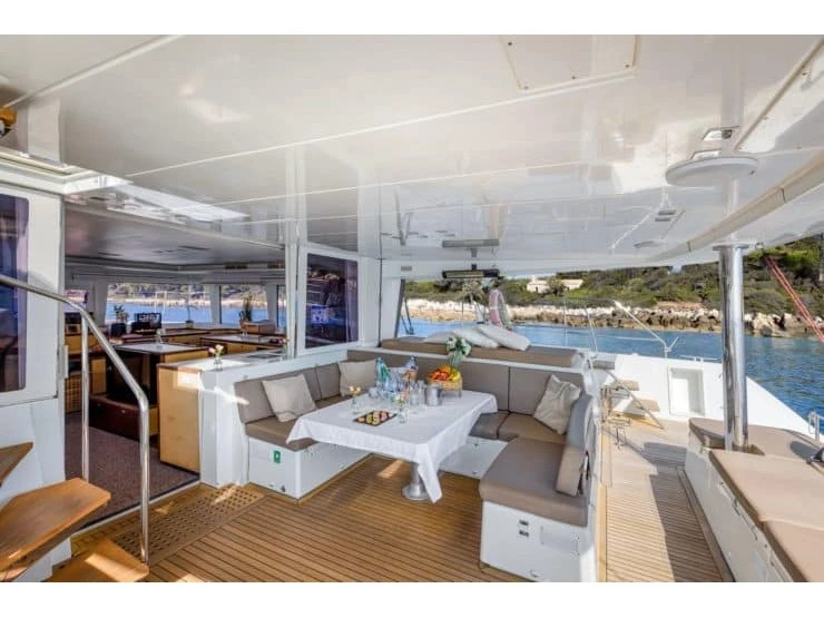 Lagoon Lagoon 560 S2 między profesjonalistami a osobami prywatnymi w Alimos