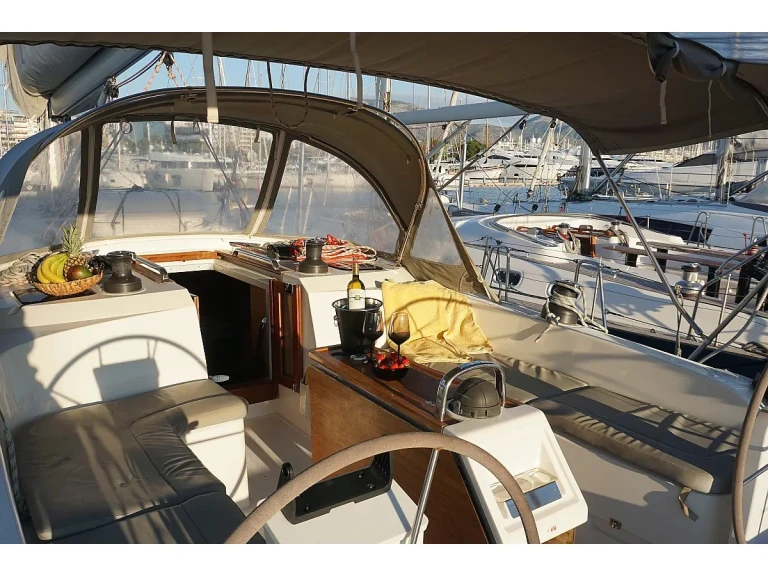 Wynajmij Bavaria Bavaria Cruiser 51 (5 cab.) w Alimos