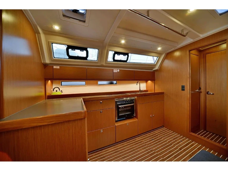 Żaglowiec do wynajmu w Alimos w najlepszej cenie