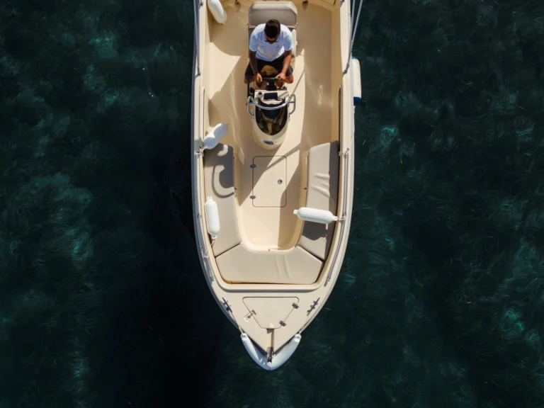 Storm Boats Storm 498 między profesjonalistami a osobami prywatnymi w Benitses Marina