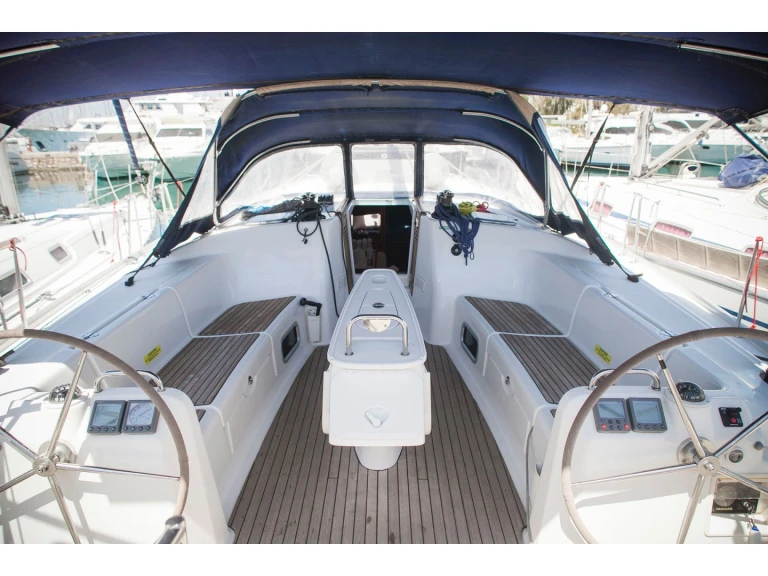 Wynajmij Żaglowiec z lub bez skippera Bénéteau w Adámas