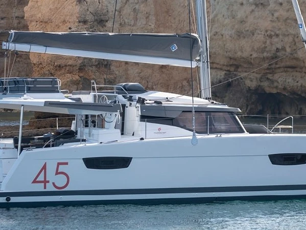 Wynajem Katamaran Fountaine Pajot z patentem 