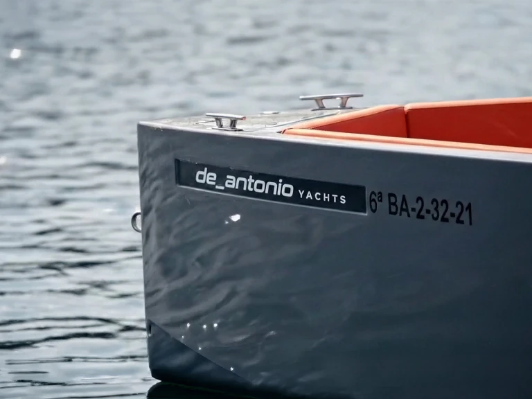 De Antonio De Antonio D28 między profesjonalistami a osobami prywatnymi w Ibiza Town