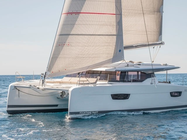 Fountaine Pajot Astrea 42 między profesjonalistami a osobami prywatnymi w Parham Town