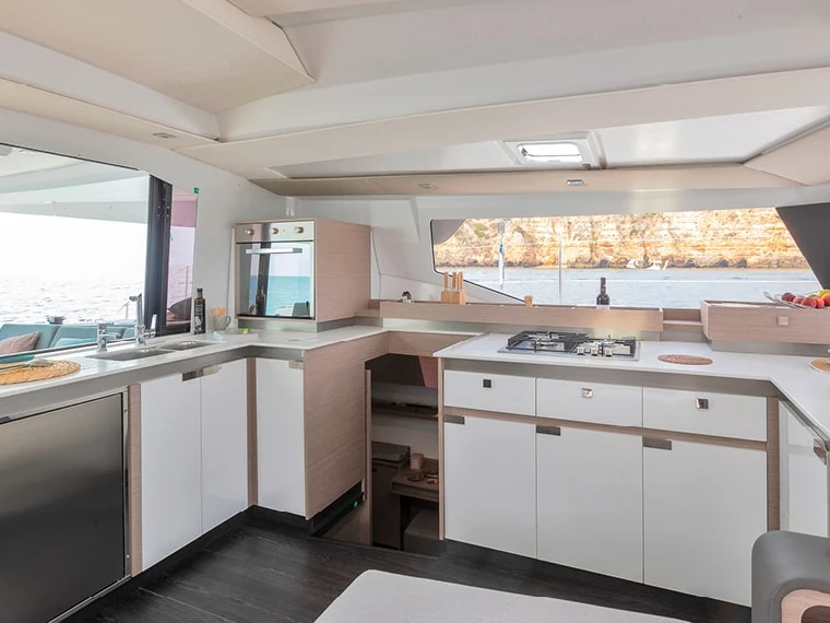 Wynajem Katamaran Fountaine Pajot z patentem 