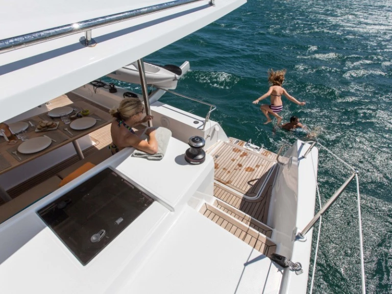 Wynajem Katamaran Fountaine Pajot z patentem 