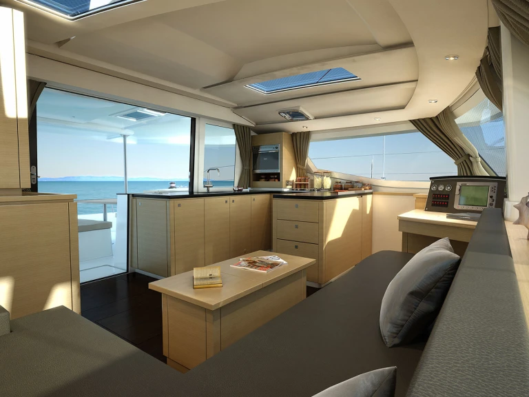 Fountaine Pajot Helia 44 między profesjonalistami a osobami prywatnymi w Le Marin