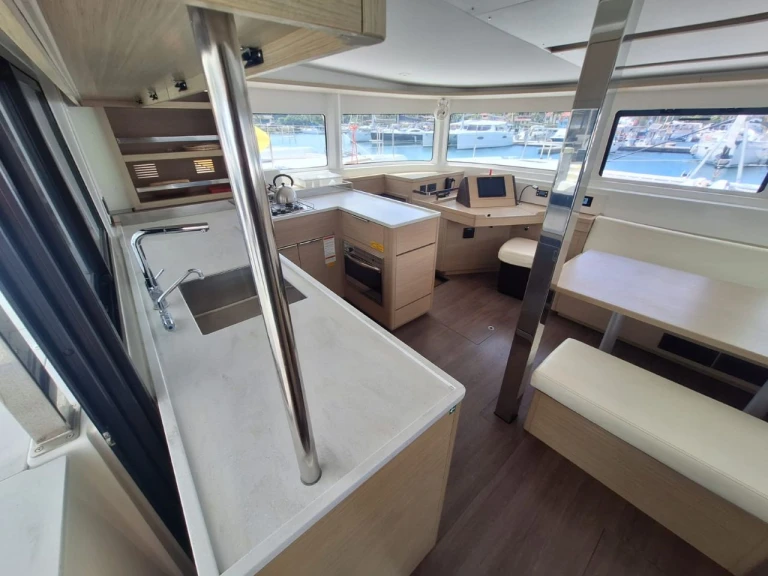 Lagoon Lagoon 46 między profesjonalistami a osobami prywatnymi w Nassau