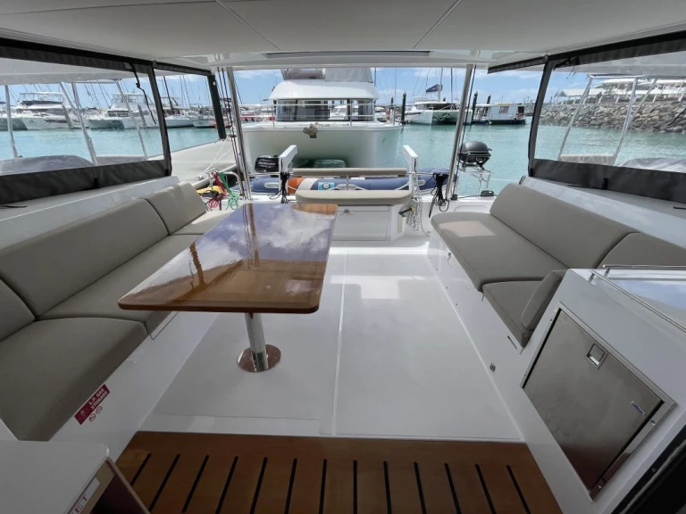 Wynajem Katamaran Bavaria z patentem 