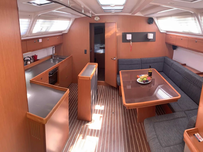 Bavaria Cruiser 46 między profesjonalistami a osobami prywatnymi w Kos