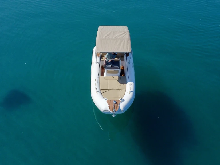 Łódż półsztywna do wynajmu w Old port of Corfu w najlepszej cenie