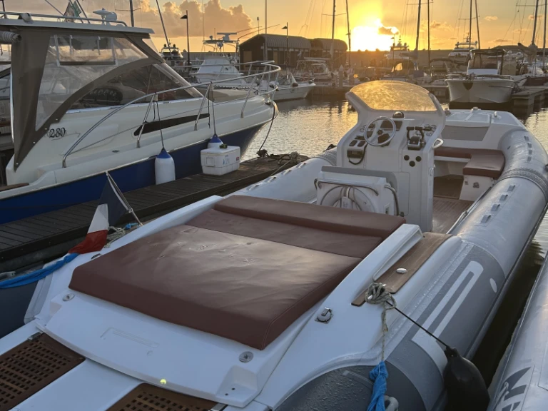 Łódż półsztywna do wynajmu w Castellammare di Stabia w najlepszej cenie