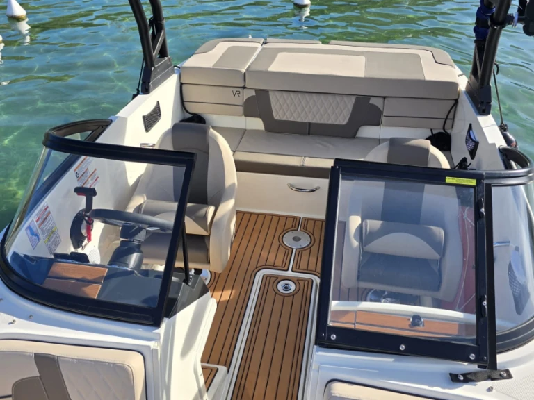 Bayliner VR4 między profesjonalistami a osobami prywatnymi w Annecy