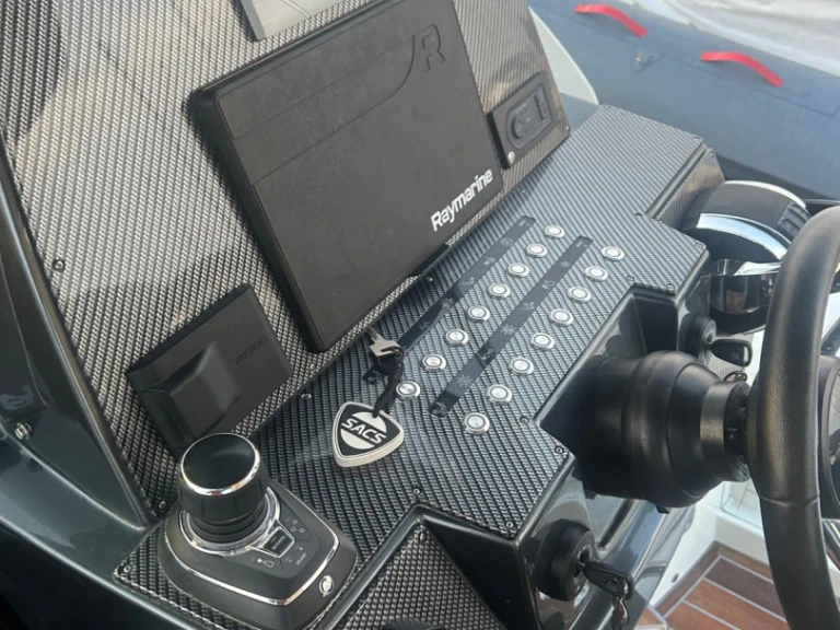 Wynajem Łódż półsztywna Sacs z patentem 