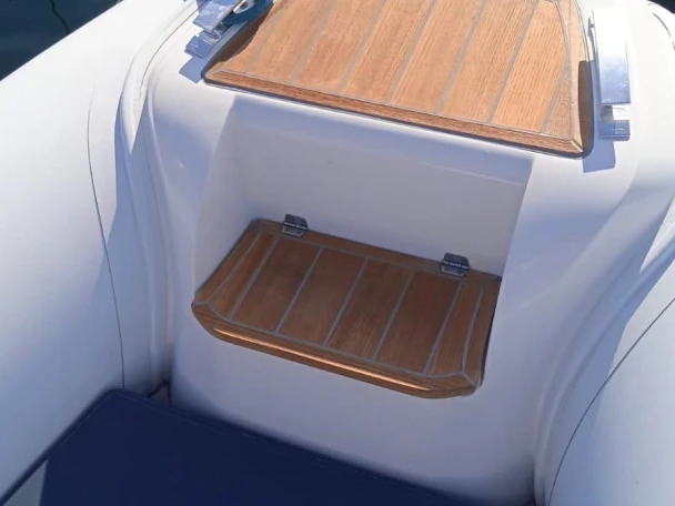 Łódż półsztywna do wynajmu w Forio w najlepszej cenie