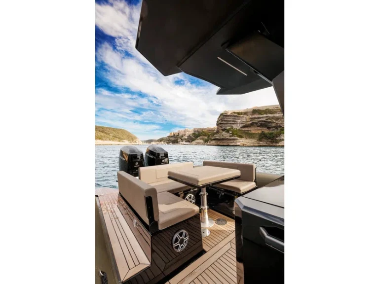 Sea Water Phantom 420 między profesjonalistami a osobami prywatnymi w Grand Piquey