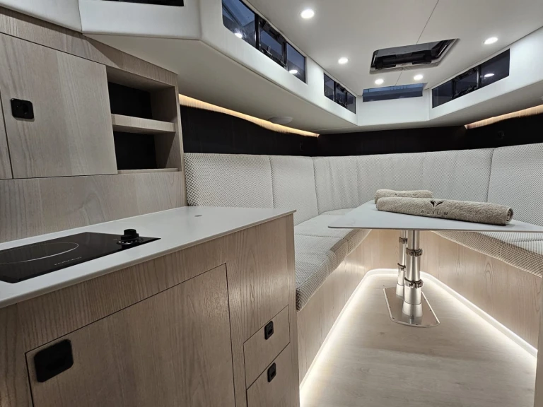 Motorówka do wynajmu w Cannes w najlepszej cenie