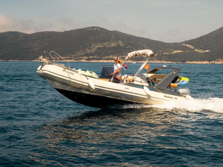 Wynajem Łódż półsztywna Shark z patentem 