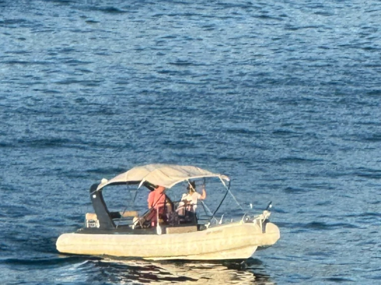 Łódż półsztywna do wynajmu w Tivat w najlepszej cenie