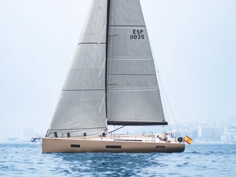 Bénéteau First Yacht 53 między profesjonalistami a osobami prywatnymi w Ibiza Magna